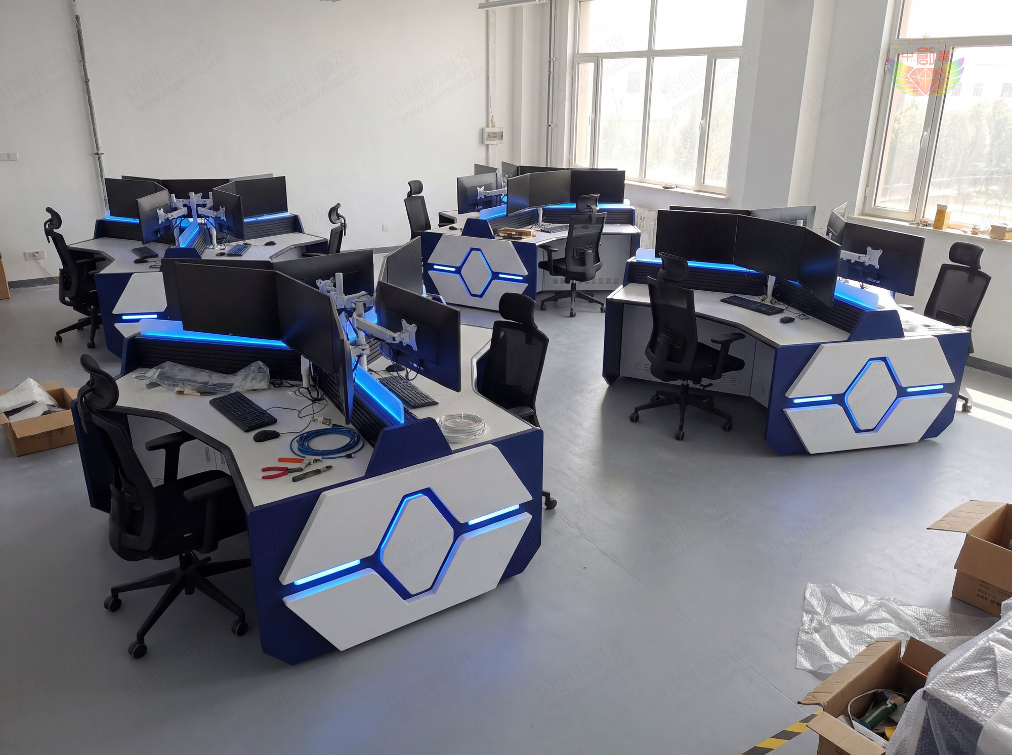 非对称流线型监控操作台照片