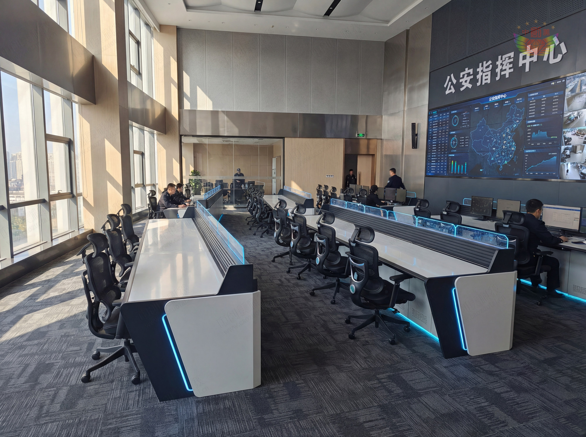 极简流线型监控操作台图片