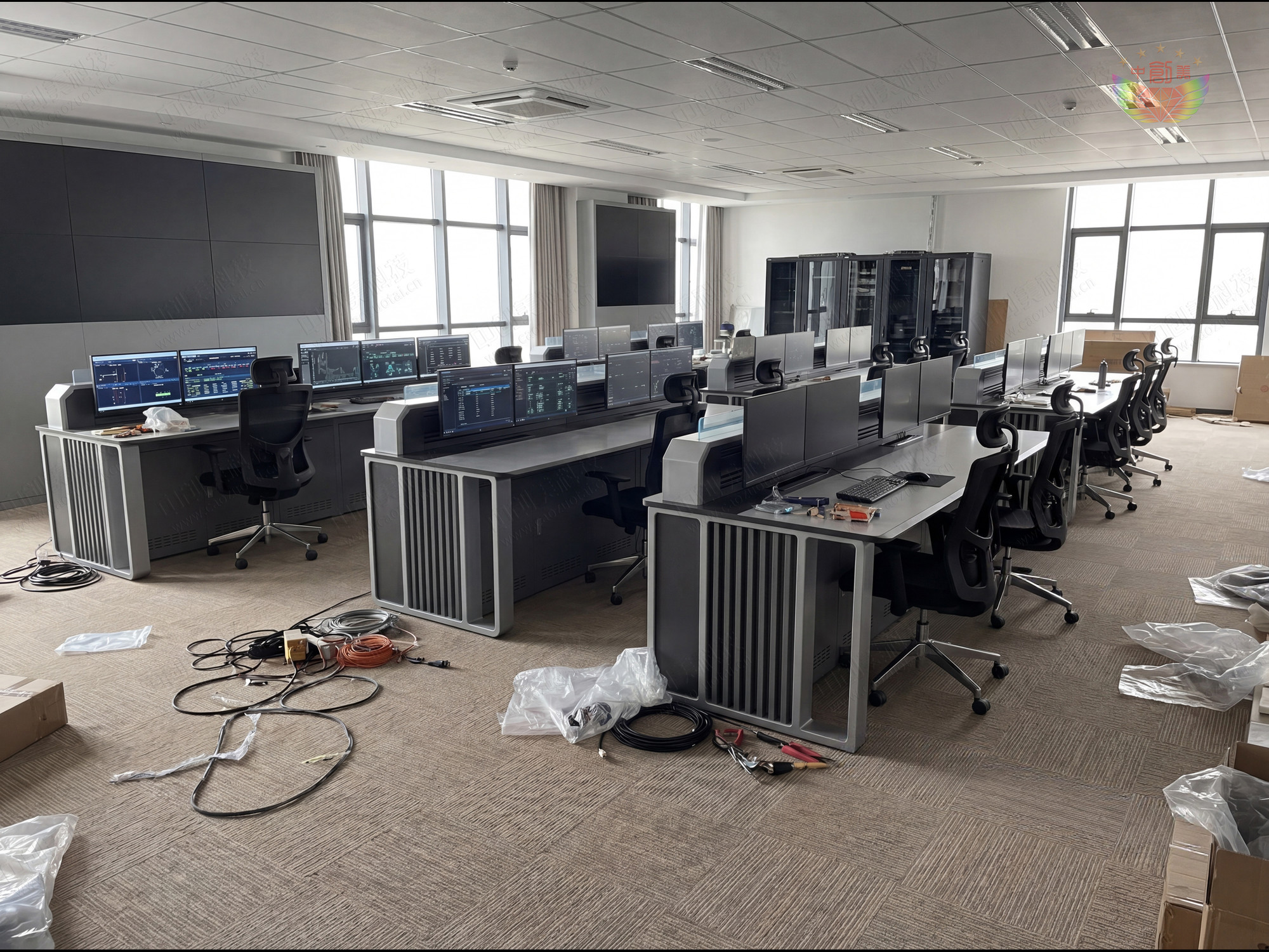 新一代科技风监控操作台照片