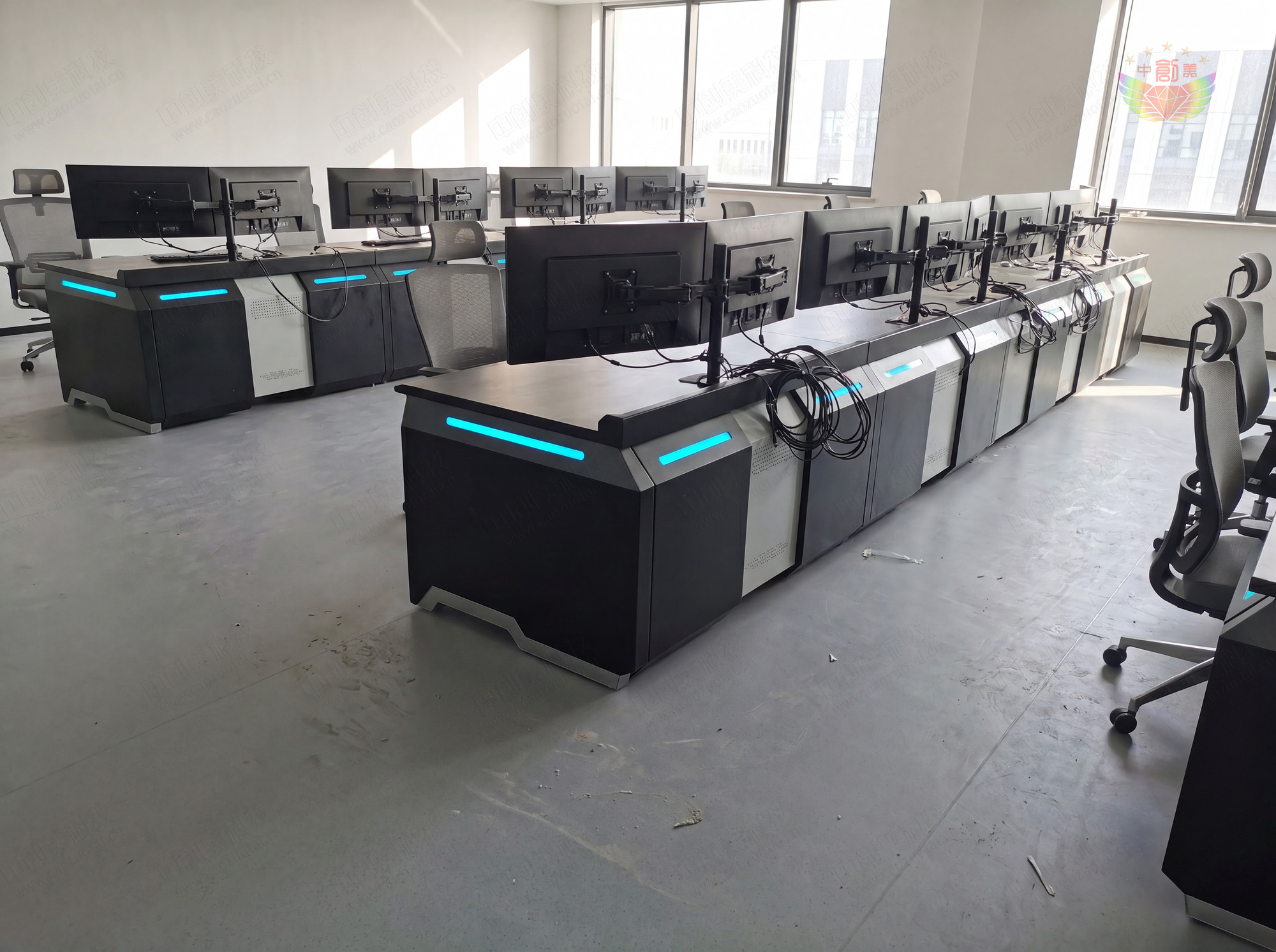 几何支撑型指挥中心操作台照片