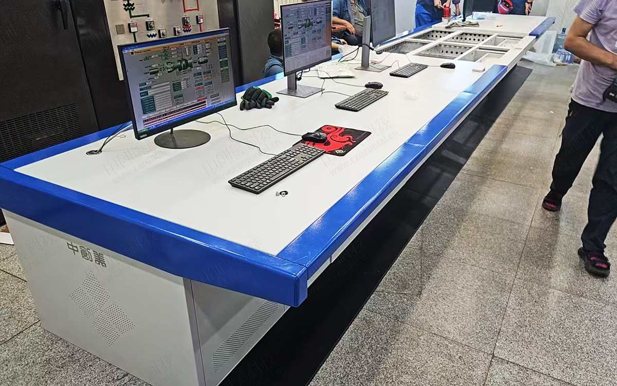 工业中控室平台操作台图片